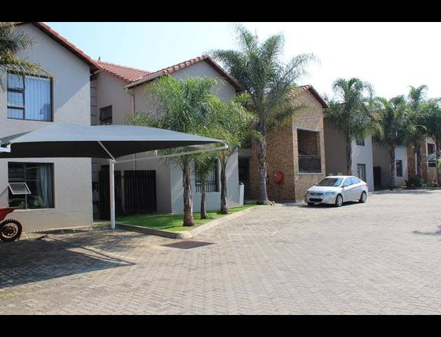 2 BEDROOM TOWNHOUSE FOR SALE IN BRENTWOOD PARK